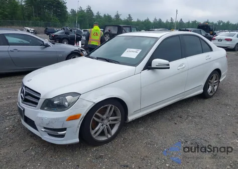 2014 Mercedes-Benz C 300 Luxury 4Matic/Sport 4Matic z USA, uszkodzony, nr VIN WDDGF8AB4EA947402